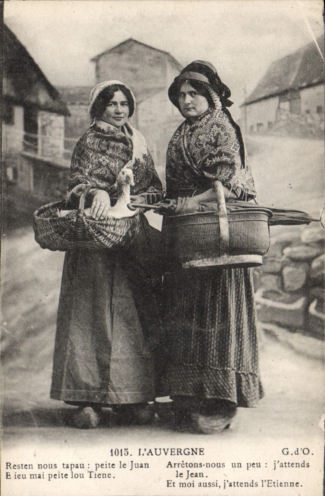 CPA Folklore Auvergne Femmes