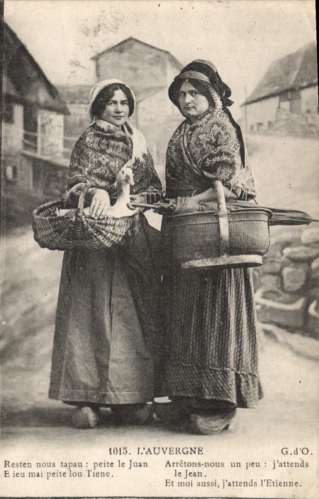 CPA Folklore Auvergne Femmes