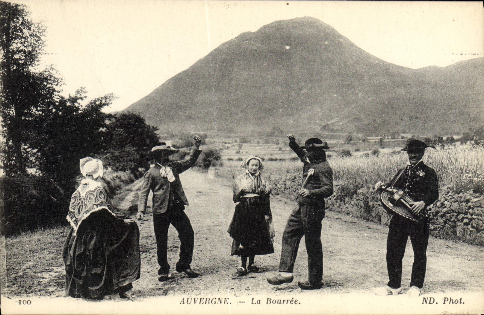 CPA Folklore Auvergne La bourree