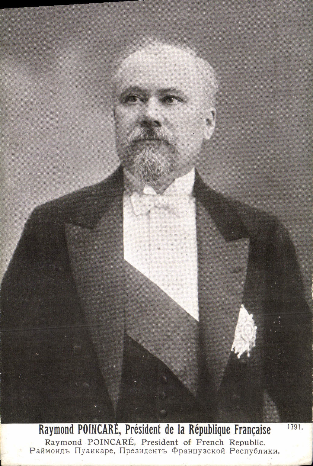 Raymond Poincaré, Président de la République Française — portrait en costume de soirée avec décorations — édition patriotique 1914