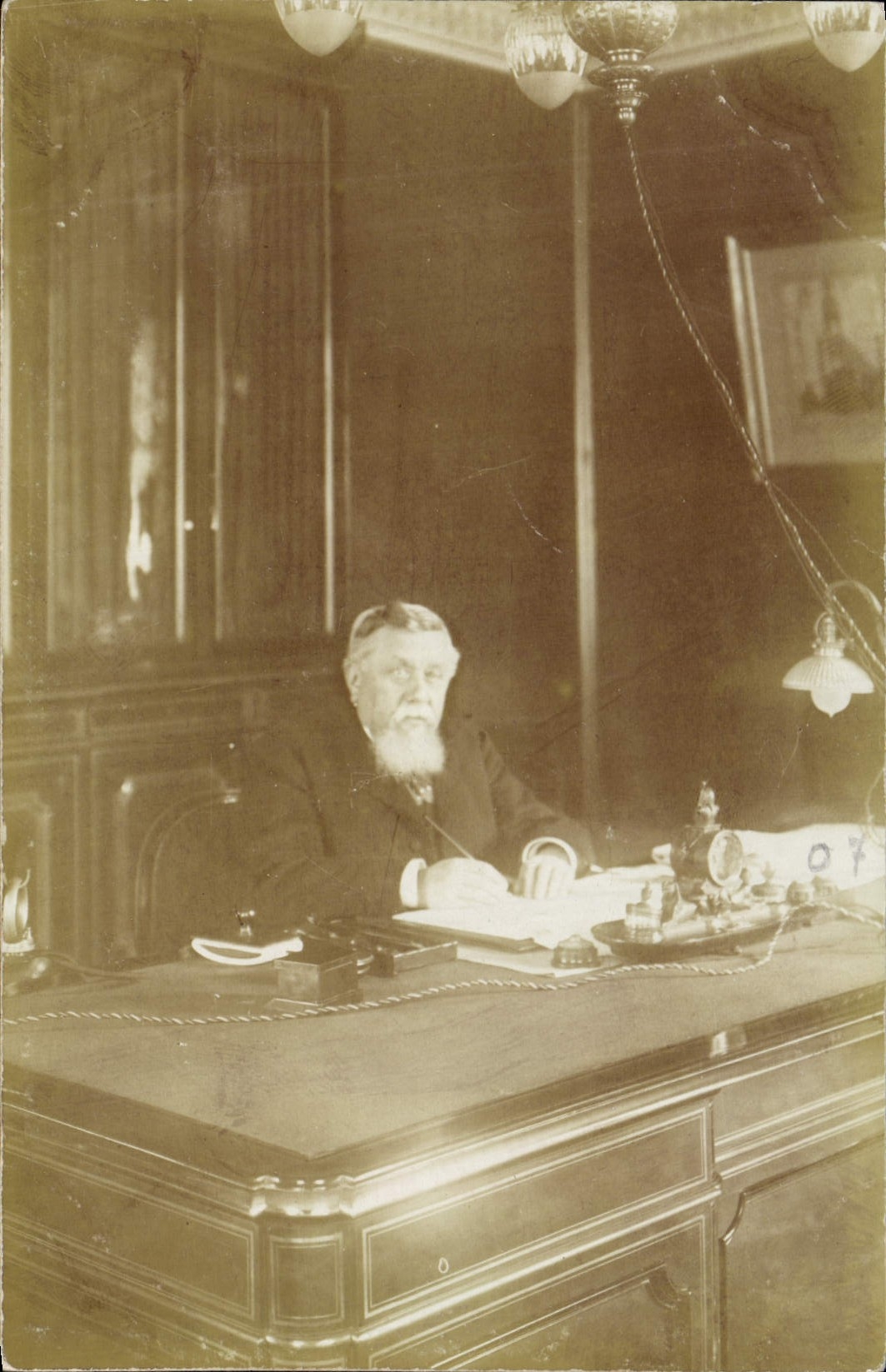 Homme à la barbe blanche — bureau richement décoré — carte postale CPA