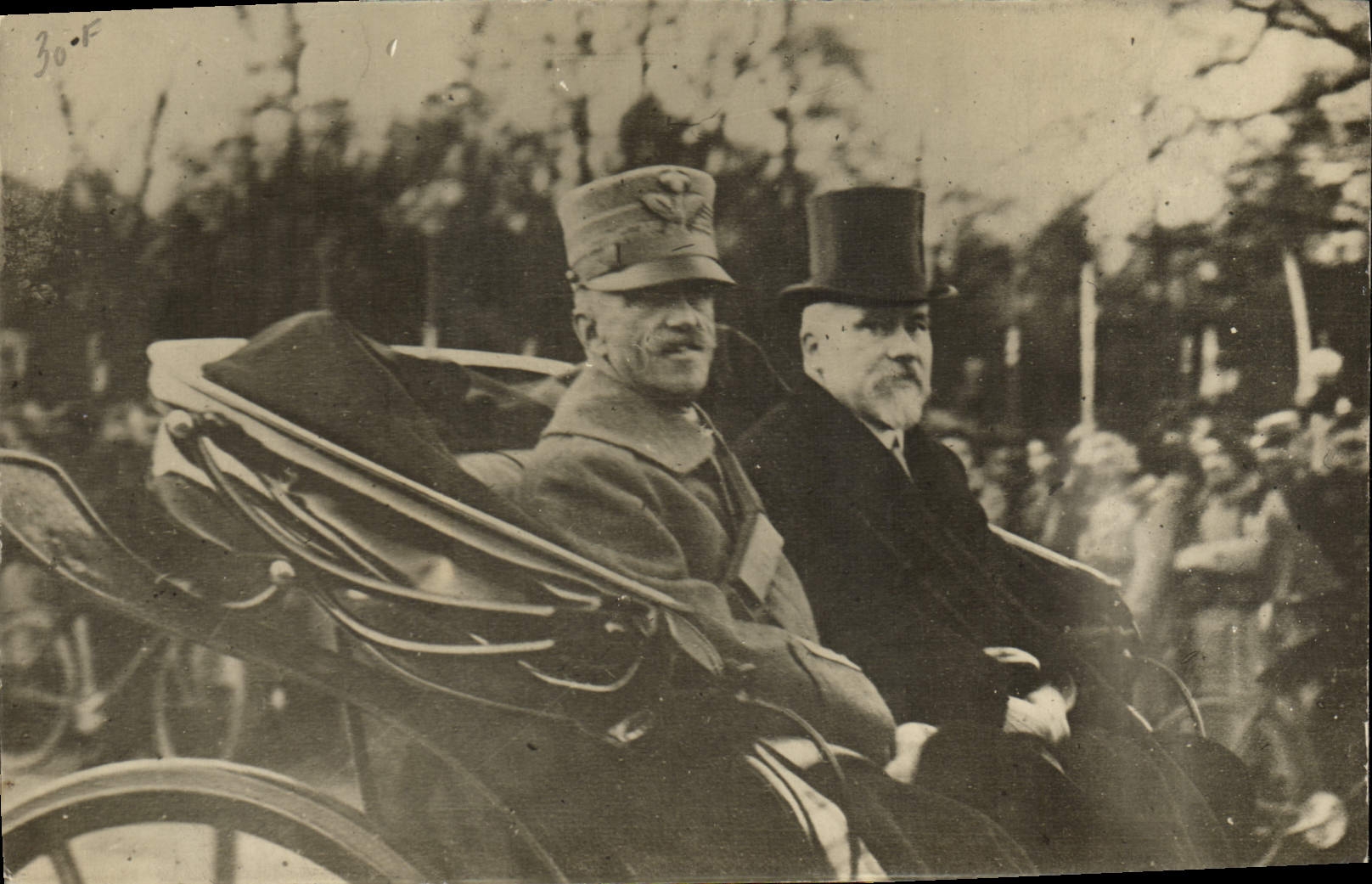 Deux hommes dans une calèche — Paris, France — Carte postale anonyme