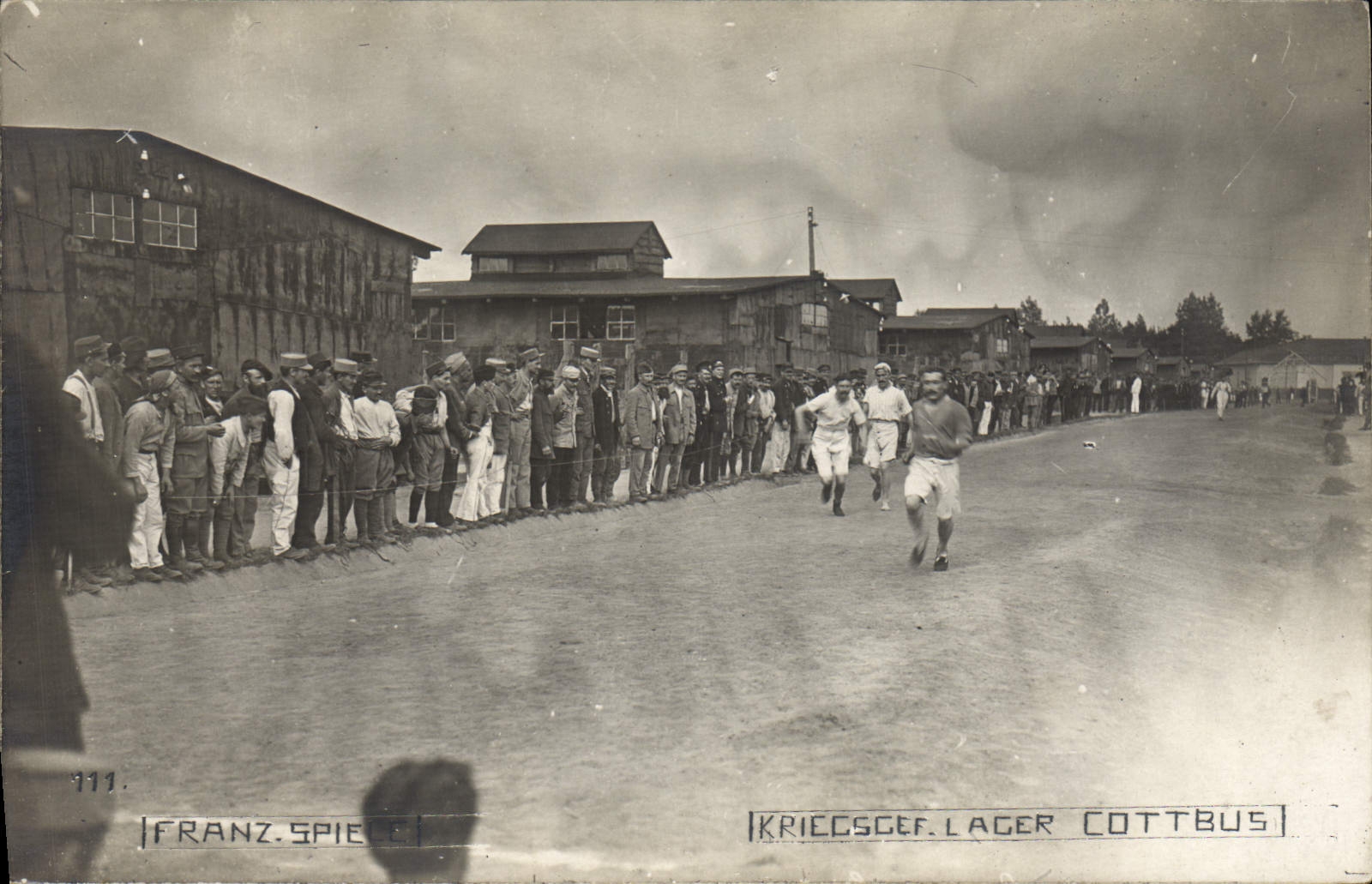 Course de foot dans un camp militaire — Kriegsgefangenenlager Cottbus — éditeur Franz Spiegel, n° 111