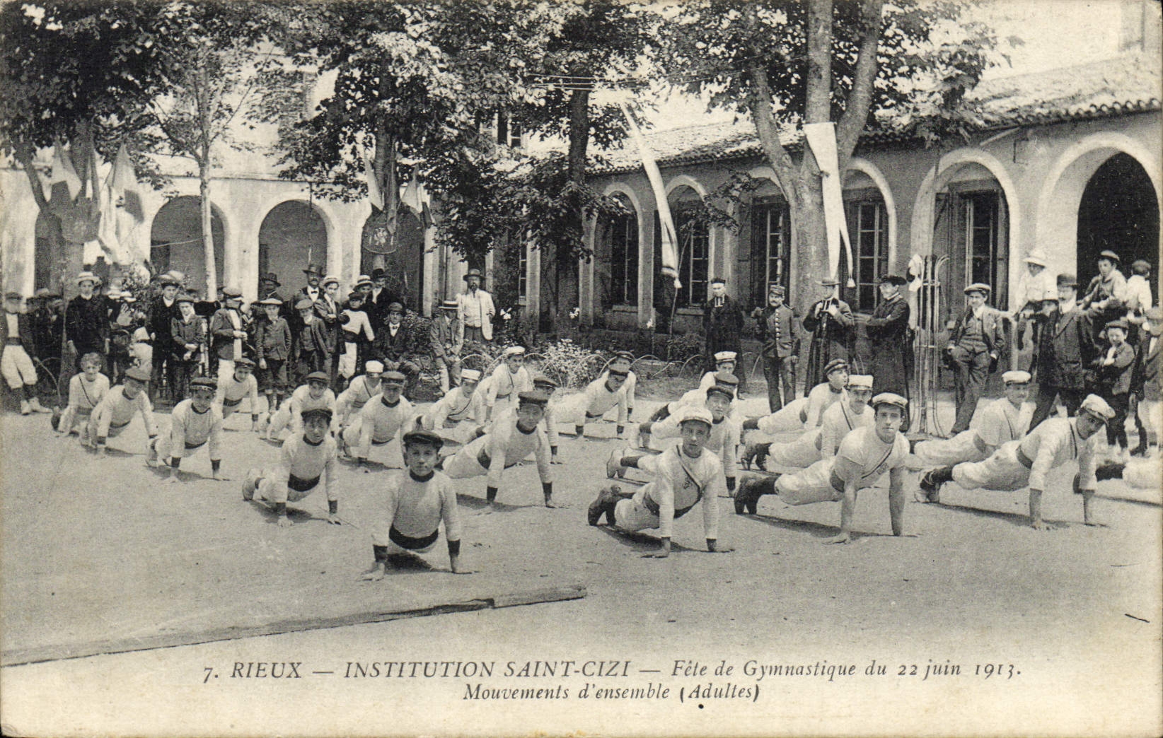 Rieux — Institution Saint-Cizi — Fête de Gymnastique du 22 juin 1913. Mouvements d'ensemble (Adultes)
