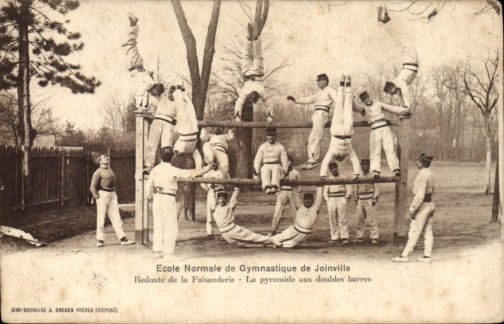 École Normale de Gymnastique de Joinville — Redoute de la Faisanderie — La pyramide aux doubles barres — SIMI-BROMURE A. BREGER FRÈRES (DÉPOSÉ)