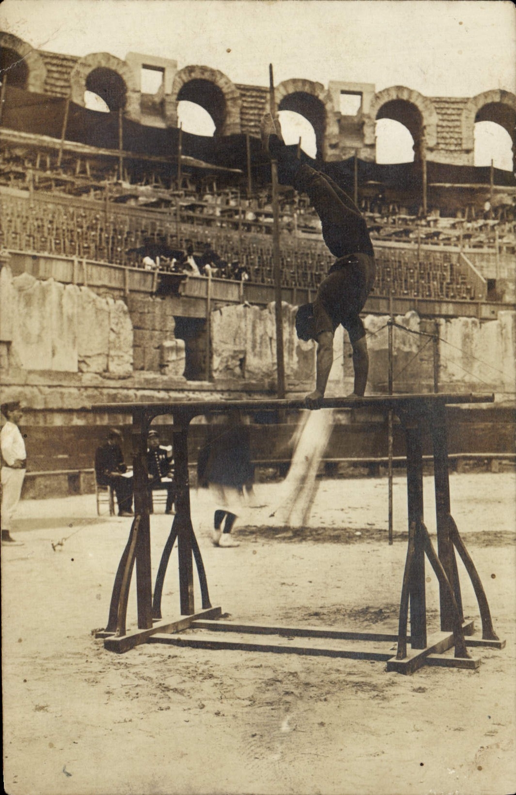Acrobate en équilibre sur un tabouret — Arènes de Nîmes — éditeur non visible