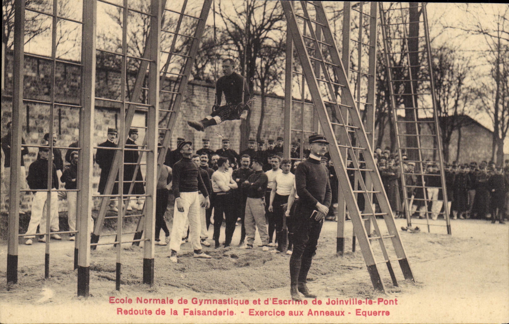 École Normale de Gymnastique et d'Escrime de Joinville-le-Pont — Exercice aux Anneaux — Équerre