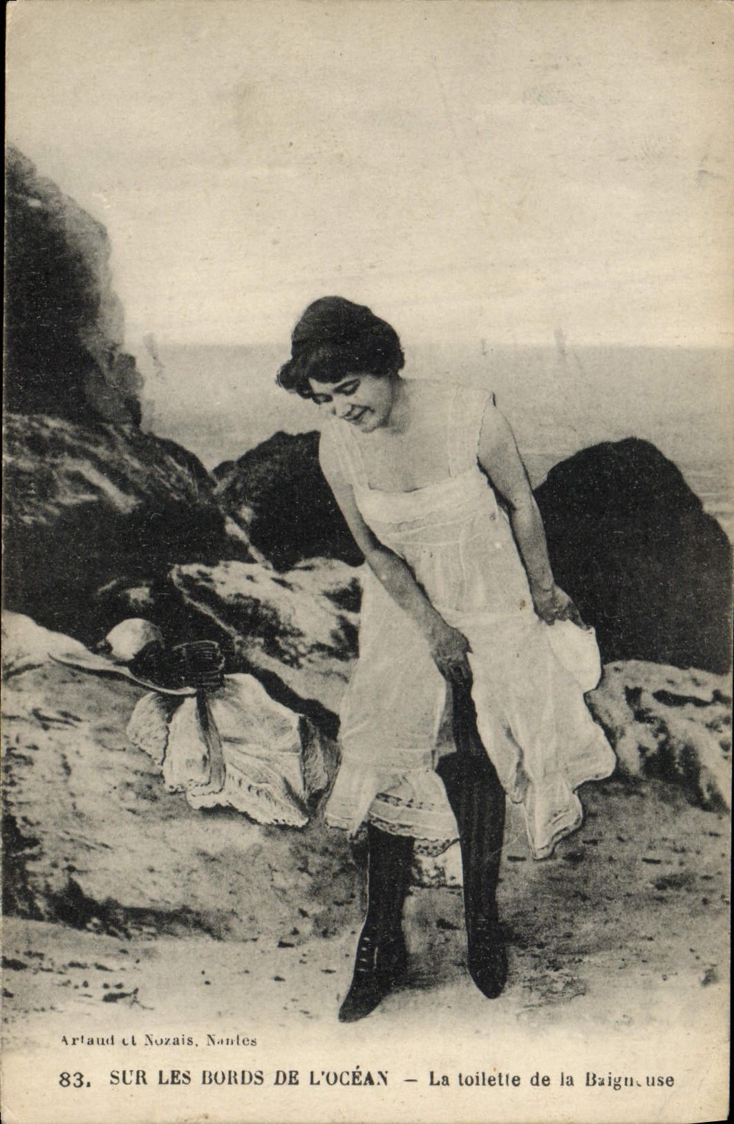 CPA Fantaisie Maillot de bain Femme Sur les bords de L'Ocean La toilette de la baigneuse 