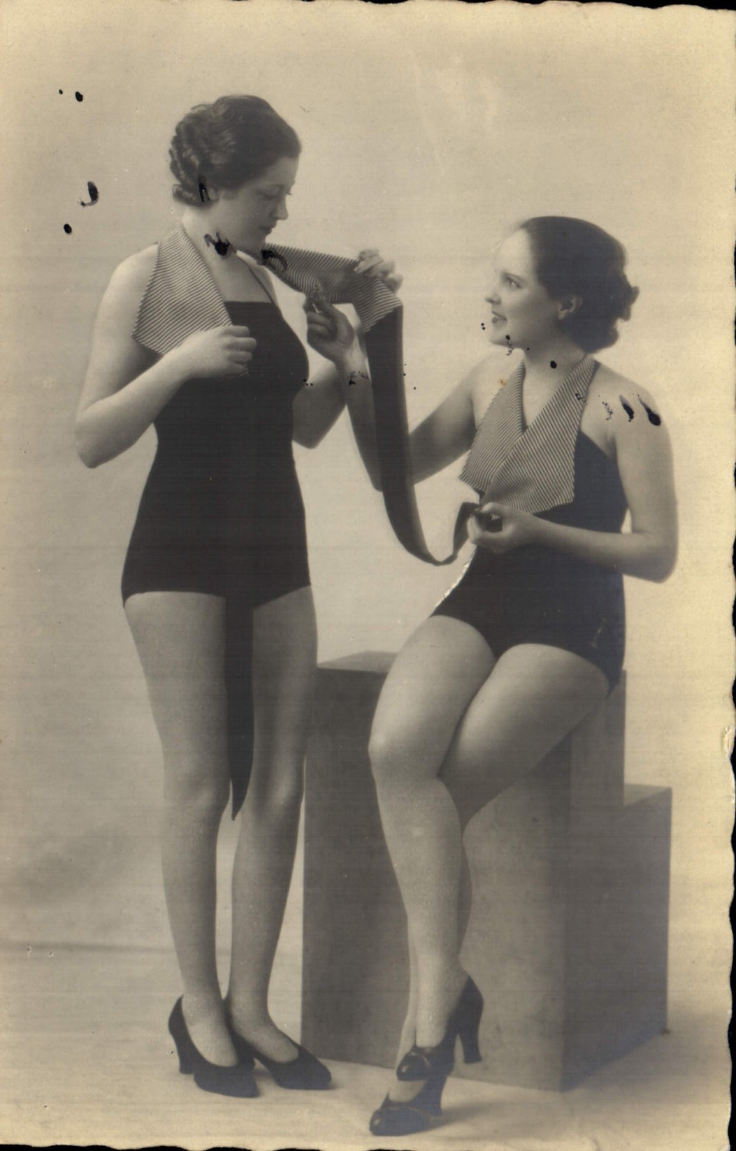 Deux jeunes femmes en maillots de bain — pose studio — CPAPHIL 161
