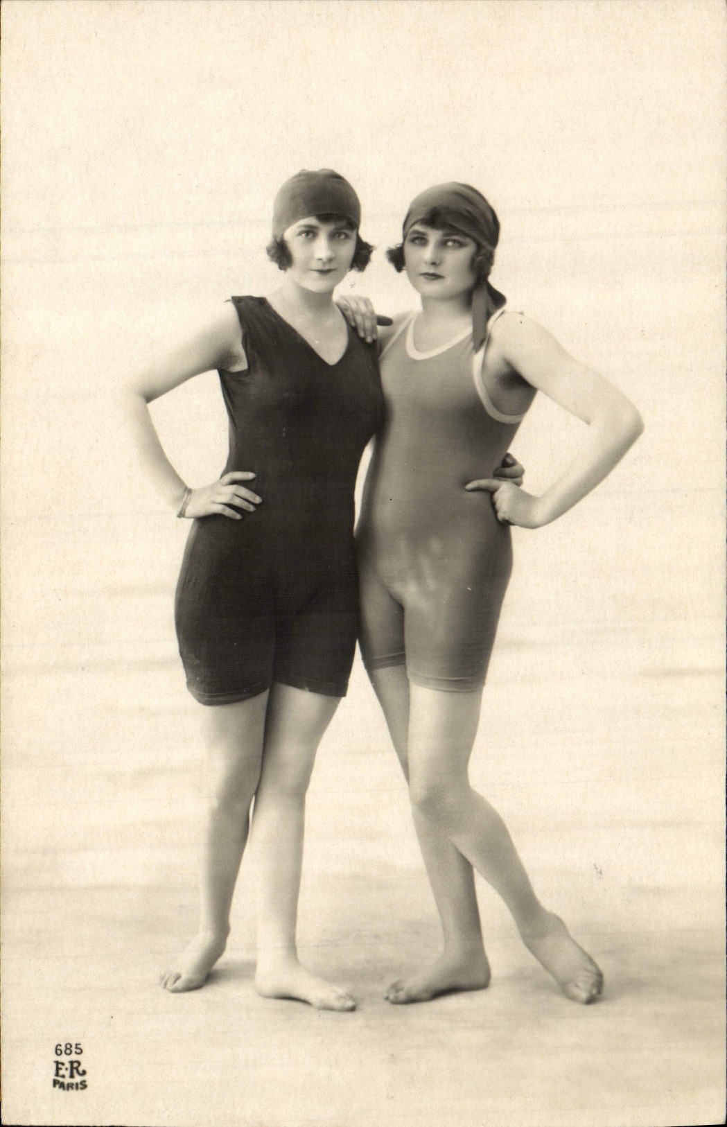 Deux jeunes femmes en maillots de bain — Éditeur E.R. Paris, n° 685