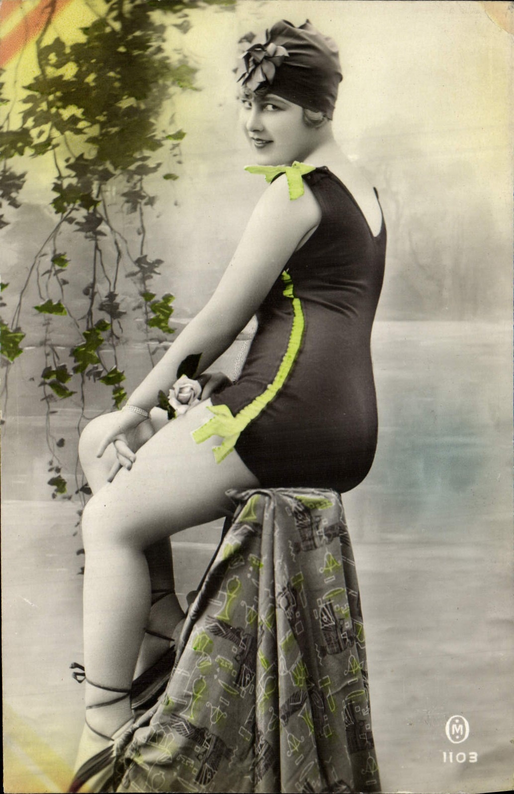 Femme en maillot de bain — pose assise — Éditeur M. 1103
