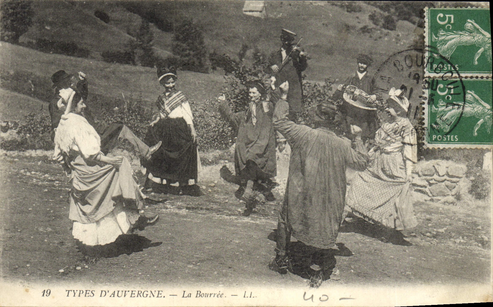 CPA Folklore Types d'Auvergne La bourree