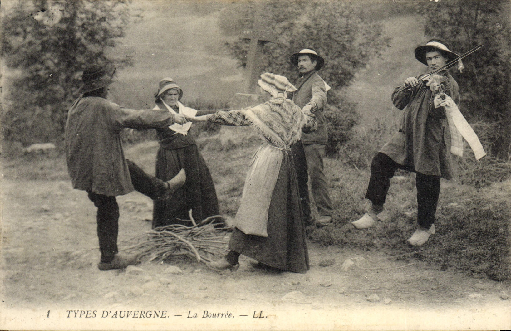 CPA Folklore Types d'Auvergne La bourree