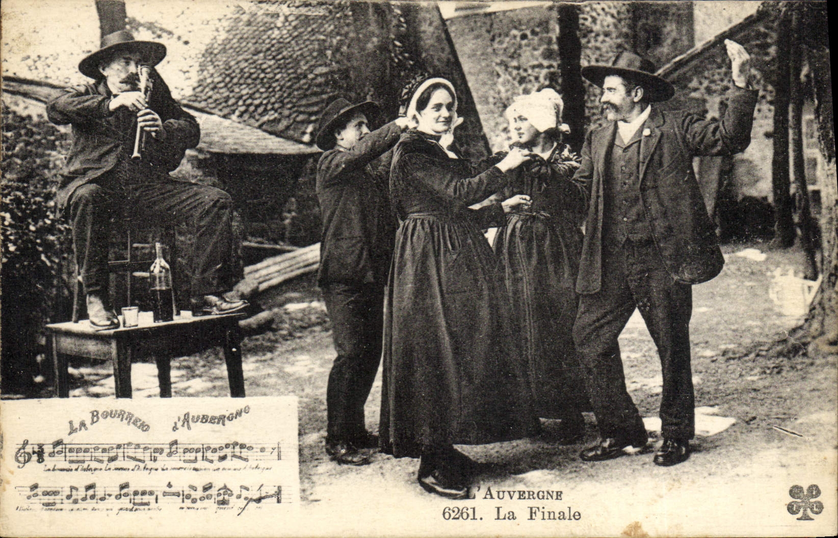 CPA Folklore Types d'Auvergne La finale 