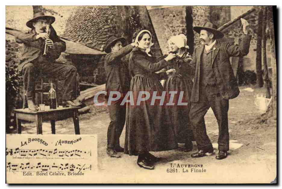 CPA Folklore Types d'Auvergne La finale 