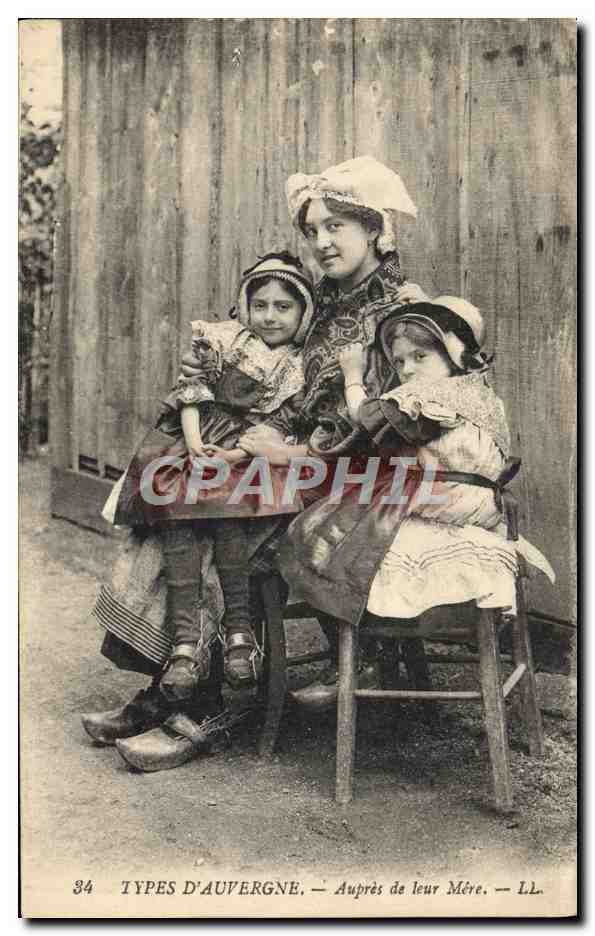 CPA Folklore Types d'Auvergne Aupres de leur mere Femme Enfants