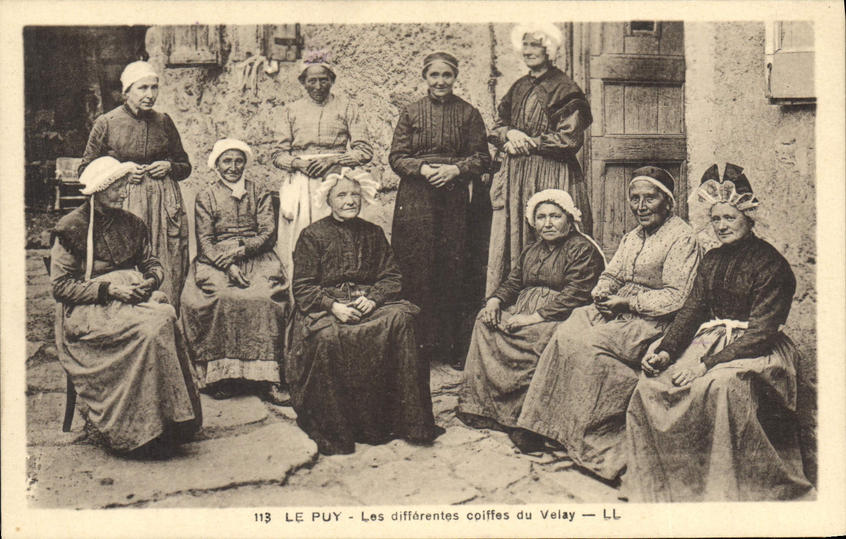 CPA Folklore Le Puy Les differentes coiffes du Velay