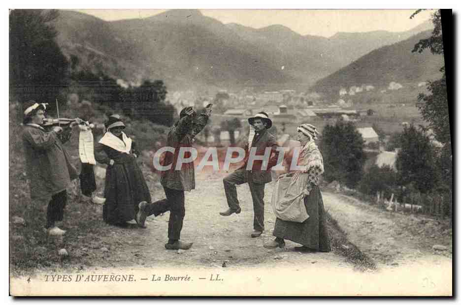 CPA Folklore Types d'Auvergne La bourree 