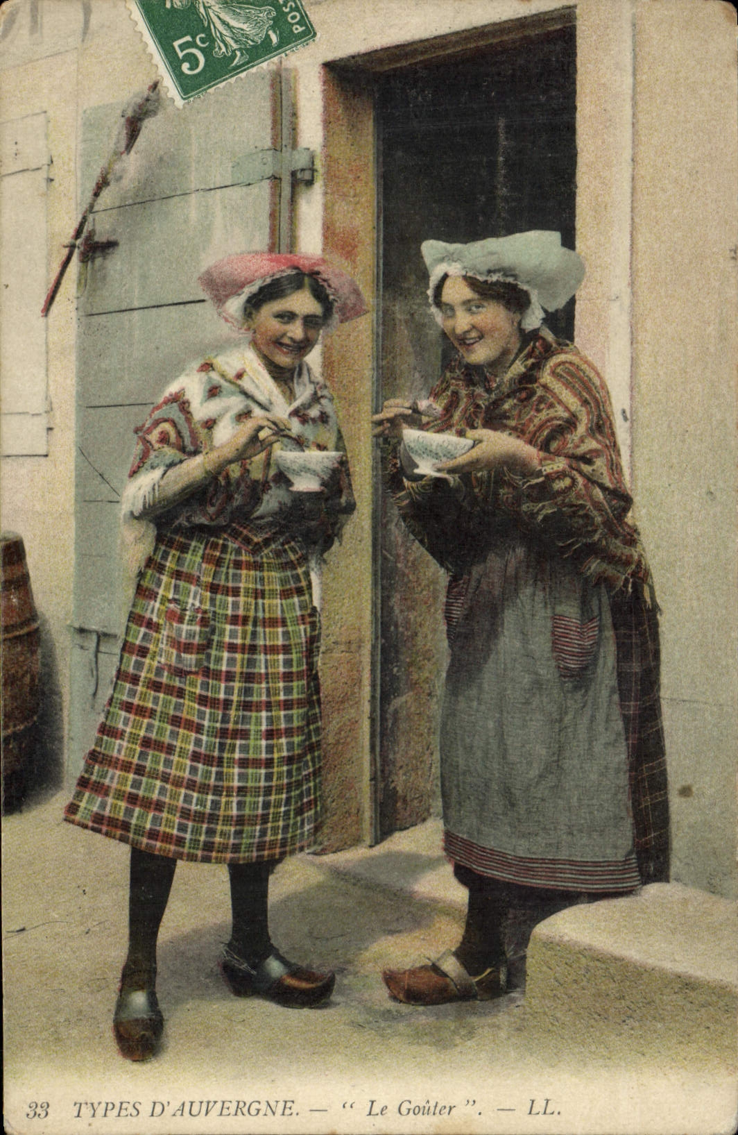 CPA Folklore Types d'Auvergne Le gouter 