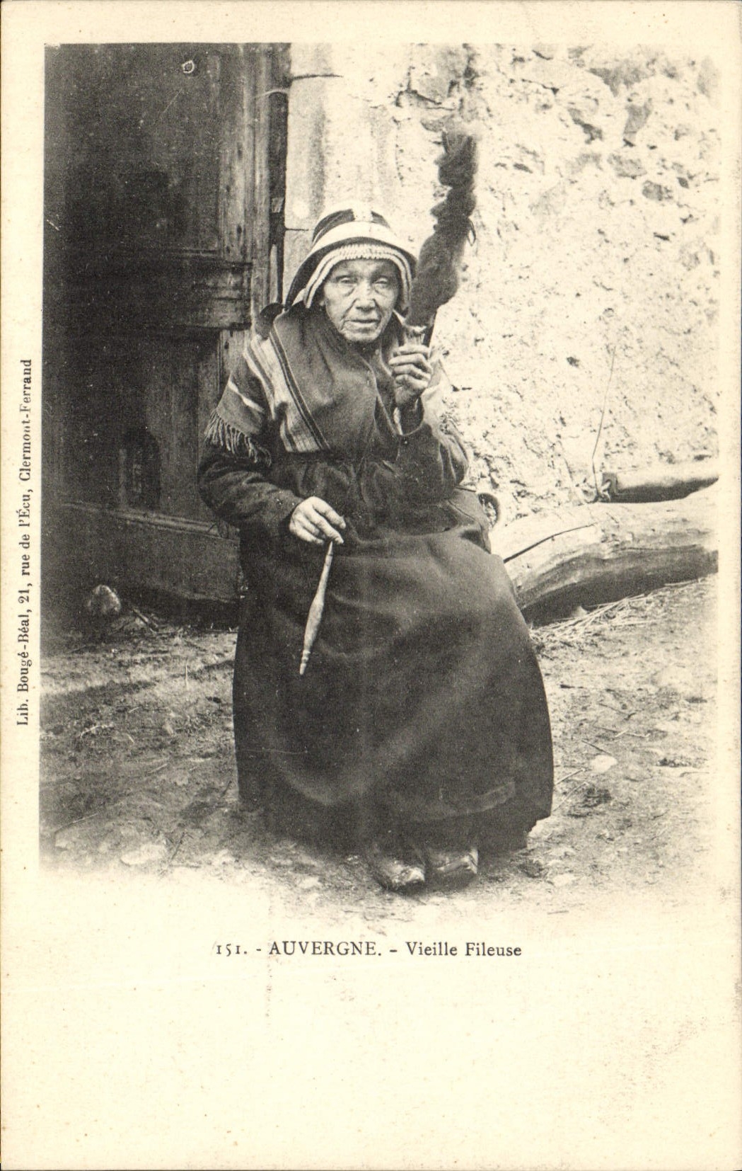 CPA Folklore Auvergne Vieille fileuse 