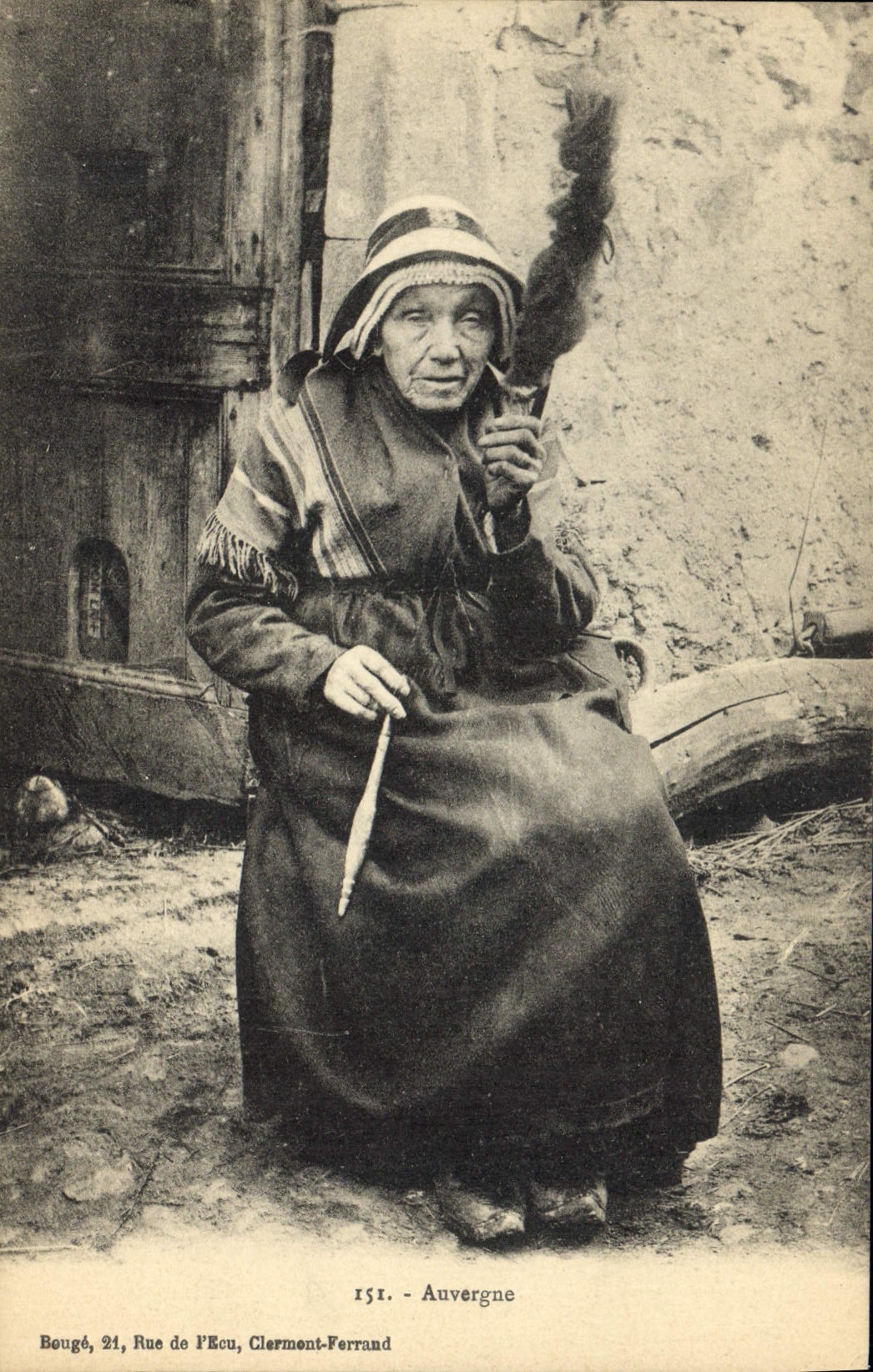 CPA Folklore Auvergne Vieille fileuse 