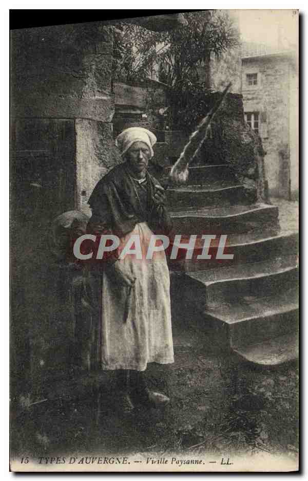CPA Folklore Types d'Auvergne Vieille paysanne 