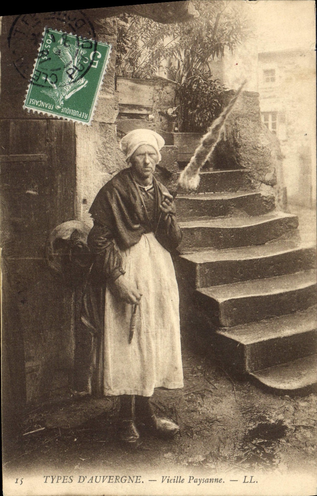 CPA Folklore Types d'Auvergne Vieille paysanne 