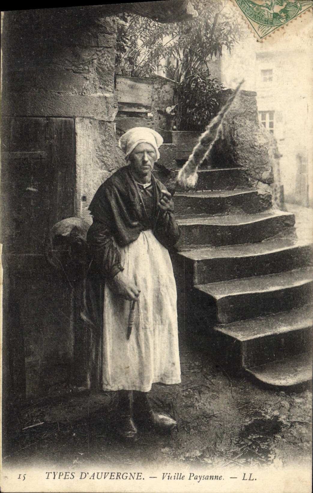 CPA Folklore Auvergne Vieille paysanne 