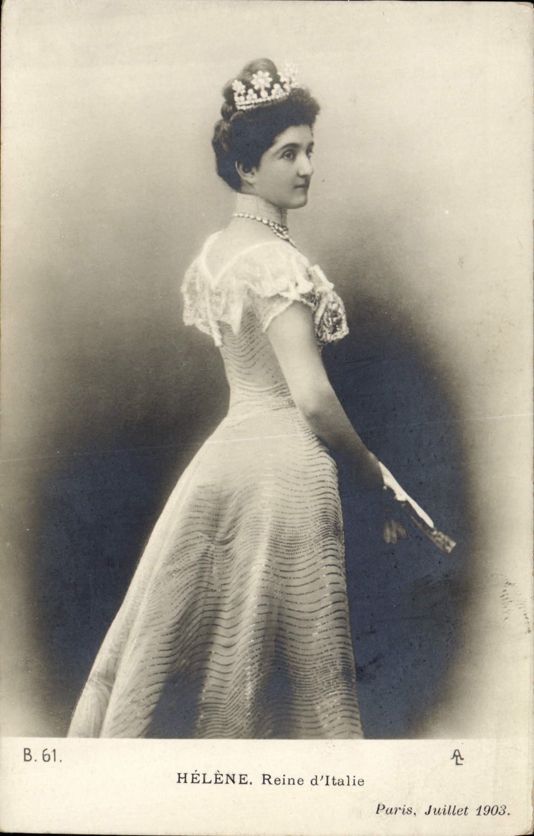 Hélène, Reine d'Italie — portrait en buste — Paris, Juillet 1903