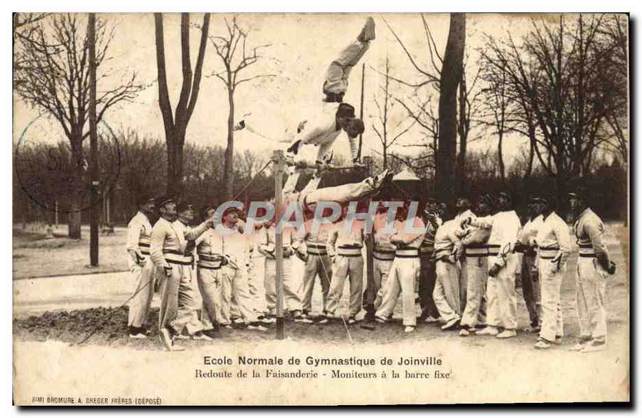 CPA Ecole normale de gymnastique de Joinville Redoute de la Faisanderie Moniteurs a la barre fixe