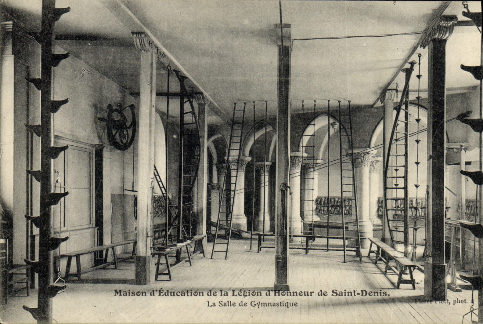 Maison d'Éducation de la Légion d'Honneur de Saint-Denis — La Salle de Gymnastique — Pierre Pielt, phot.