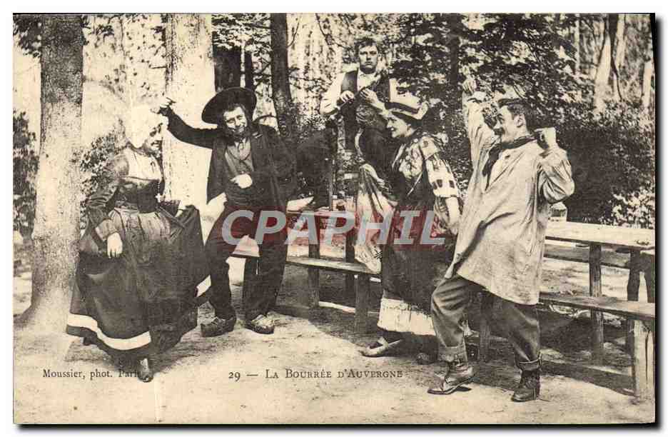 CPA Folklore Auvergne La bourree