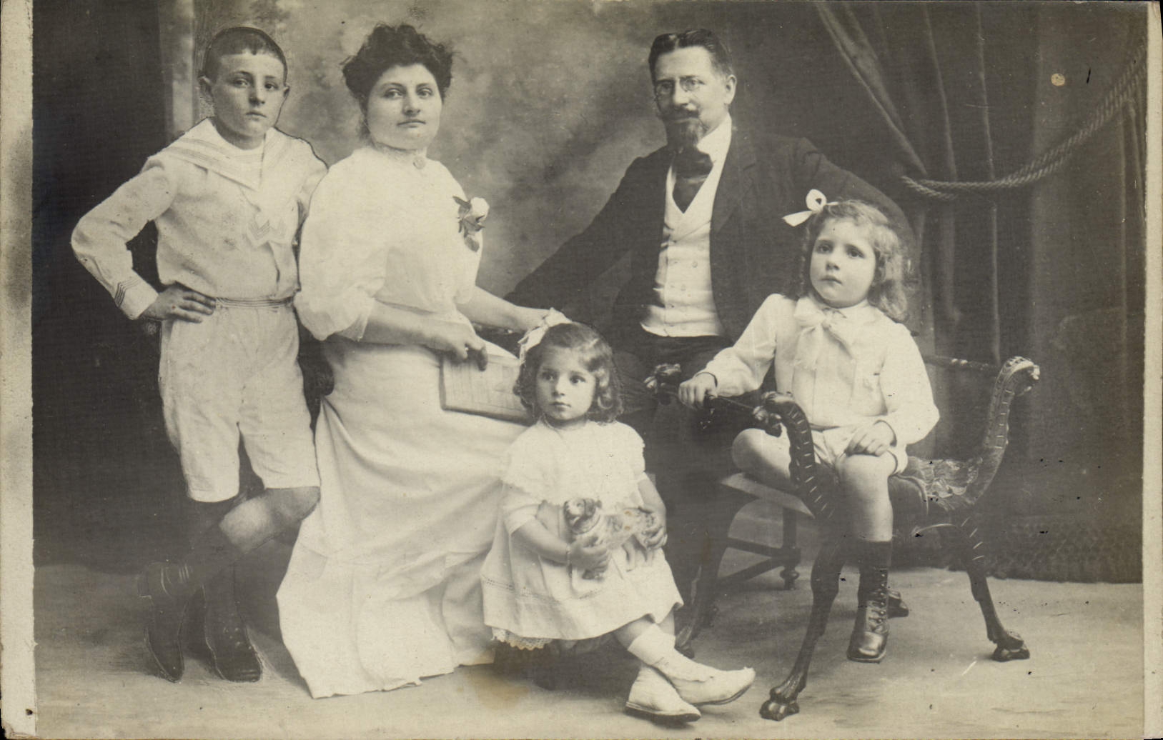 Famille — portrait studio — éditeur non visible