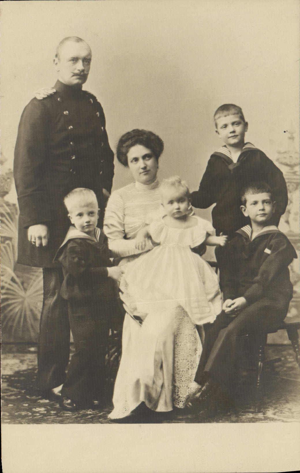 Famille royale — Photographie en noir et blanc — CPAPHIL
