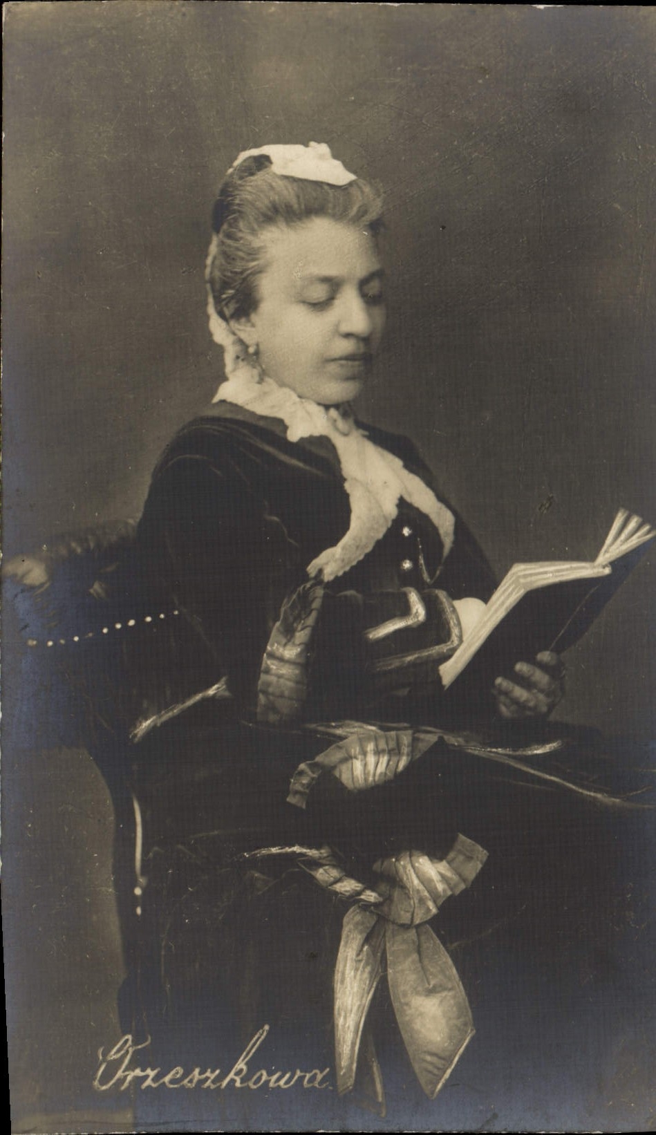 Femme lisant un livre — photographie de studio — Grzeszkowa