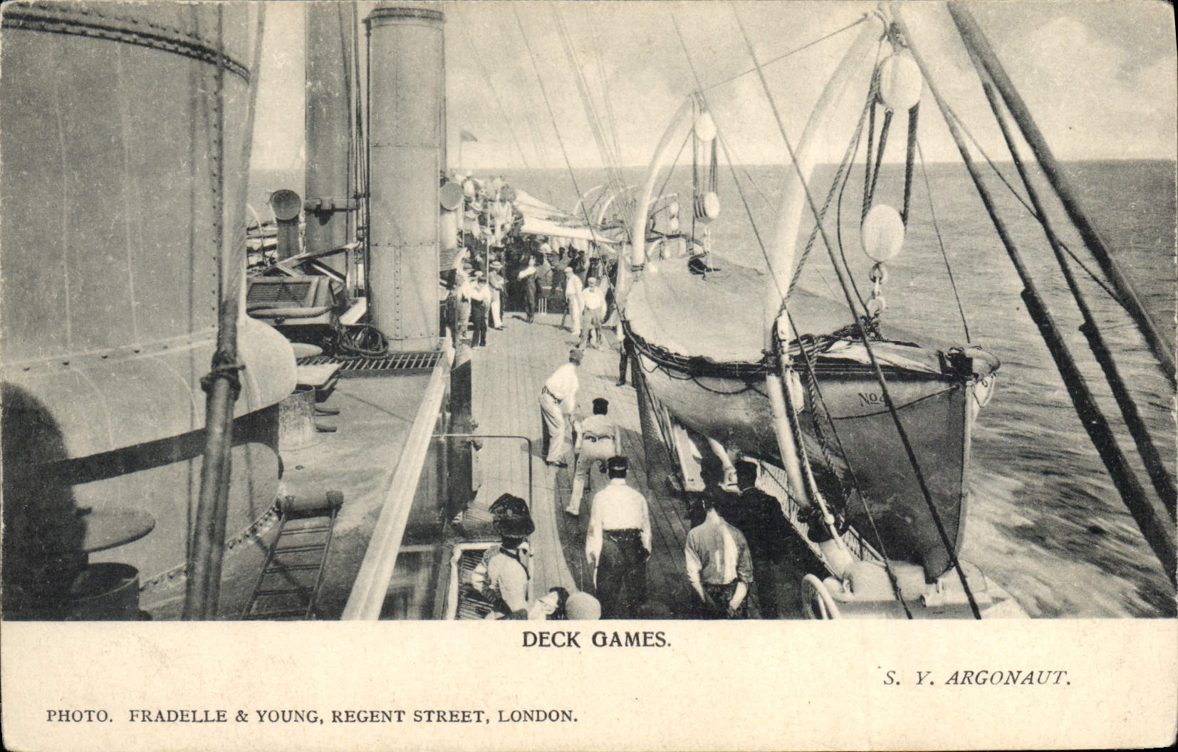 Jeux sur le pont — S.Y. Argonaute — Photo Fradelle & Young, Regent Street, Londres - Anverso