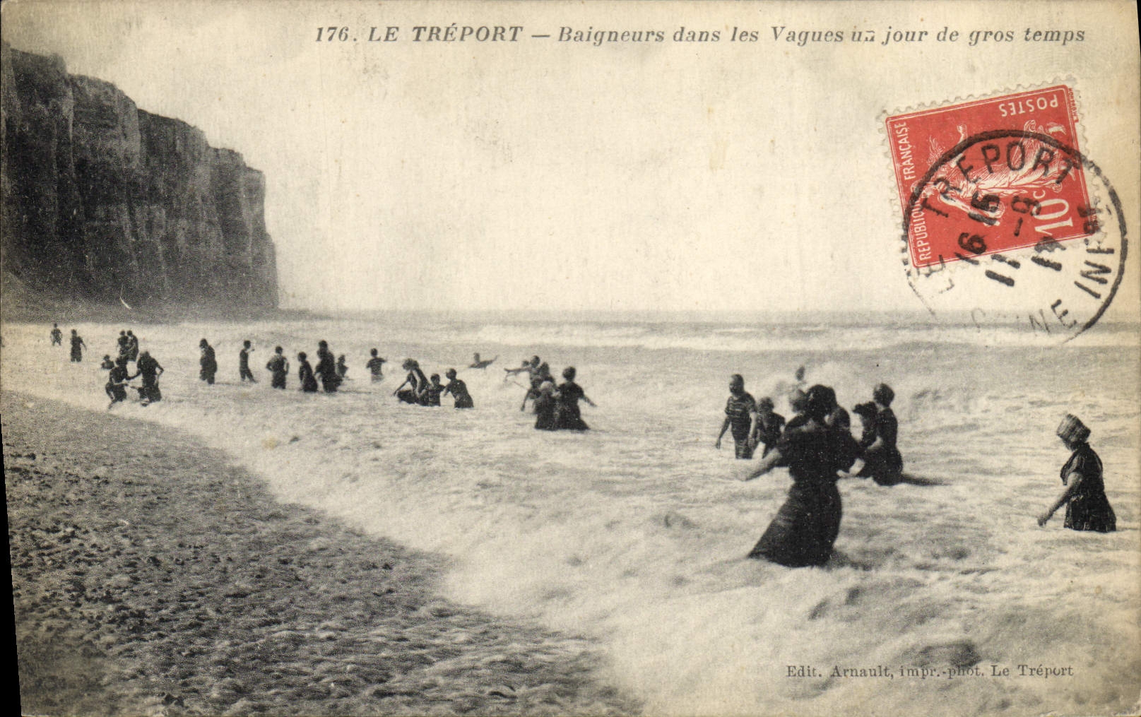 CPA Le Treport Baigneurs dans les vagues un jour de gros temps Femme Maillot de bain