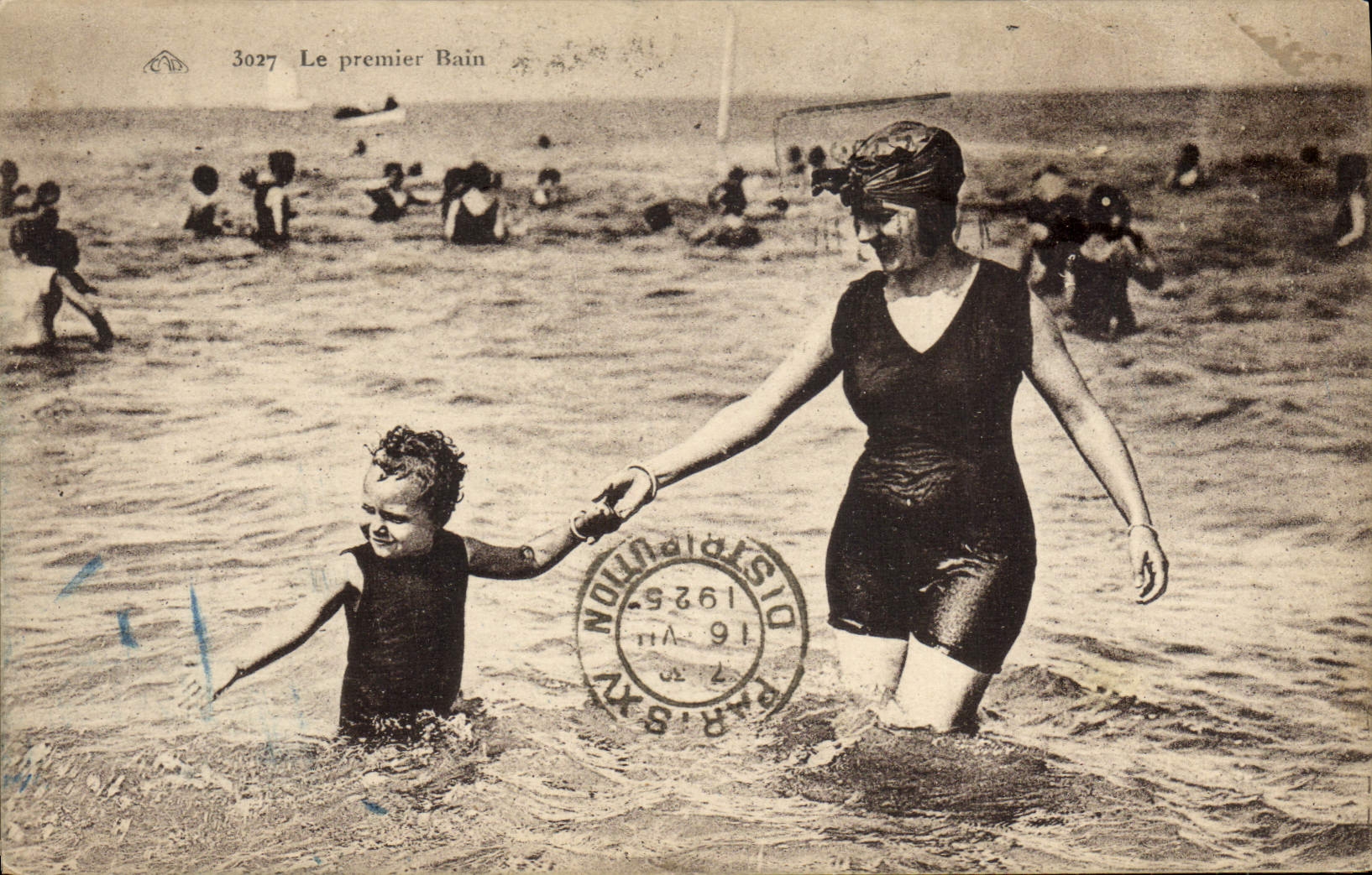 CPA Fantaisie Femme Maillot de bain Enfant Le premier bain 