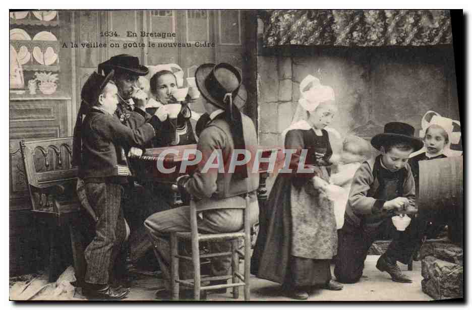 CPA Folklore en Bretagne A la veille on goute le nouveau cidre 