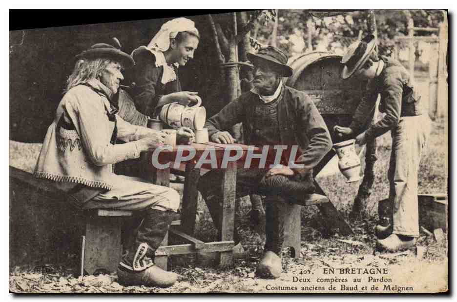 CPA Folklore Bretagne Deux comperes au Pardon Costumes anciens de Baud et de Melgnen 