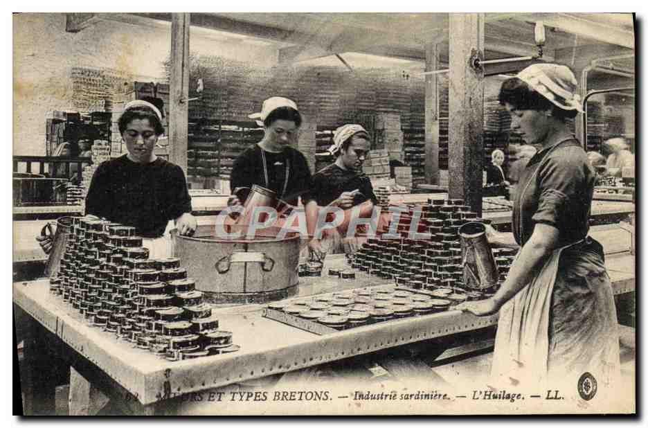 CPA Folklore Bretagne Industrie sardiniere L'huilage 