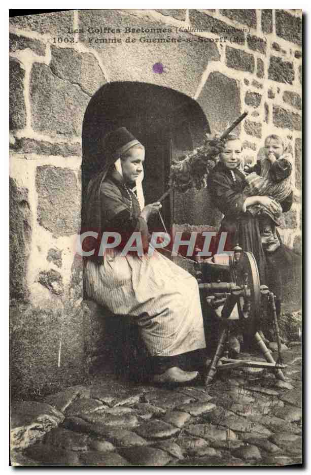 CPA Folklore Bretagne Femme de Guemene sur Scorff Morbihan Fileuse