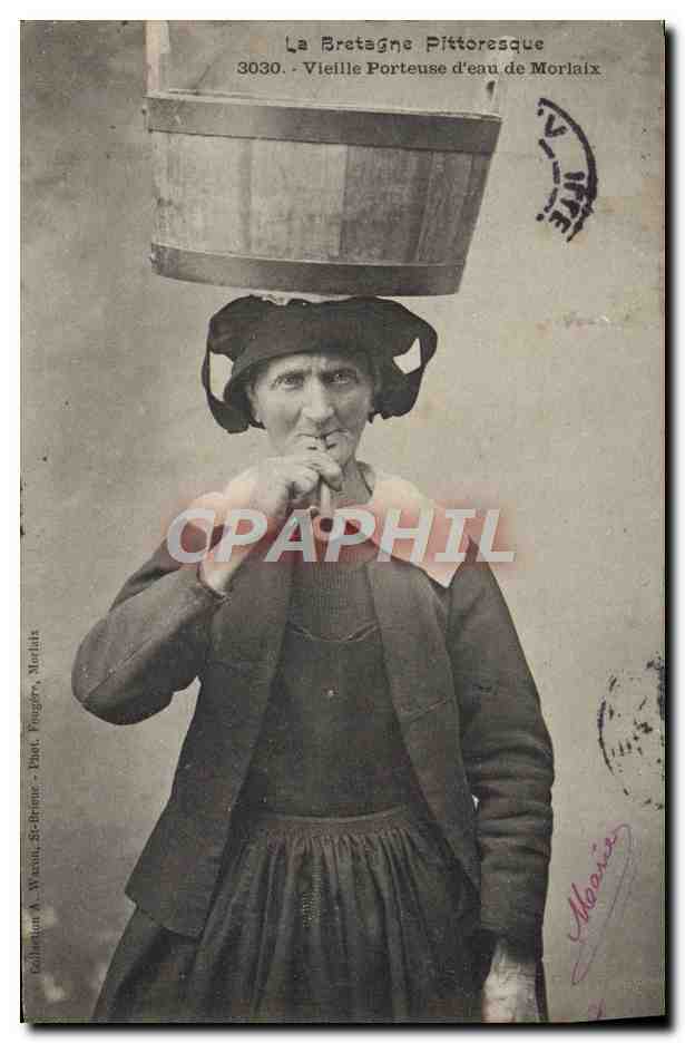 CPA Folklore Bretagne Vieille porteuse d'eau de morlaix Tabac