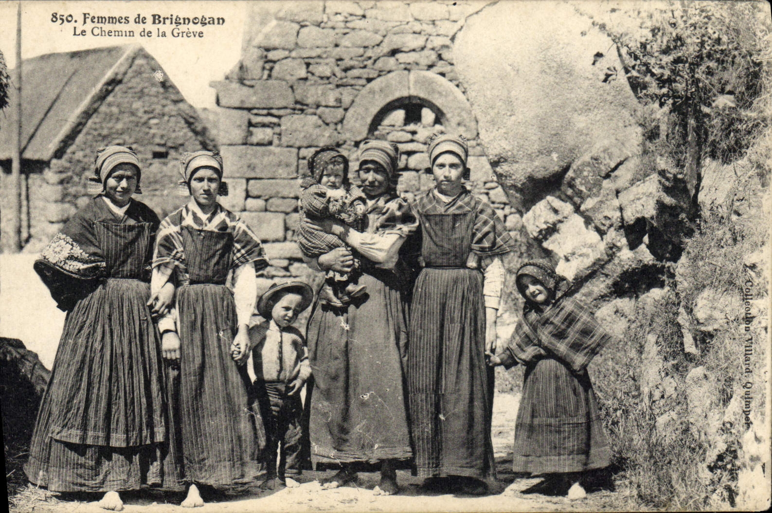 CPA Folklore Femmes de Brignogan Le chemin de la Greve 