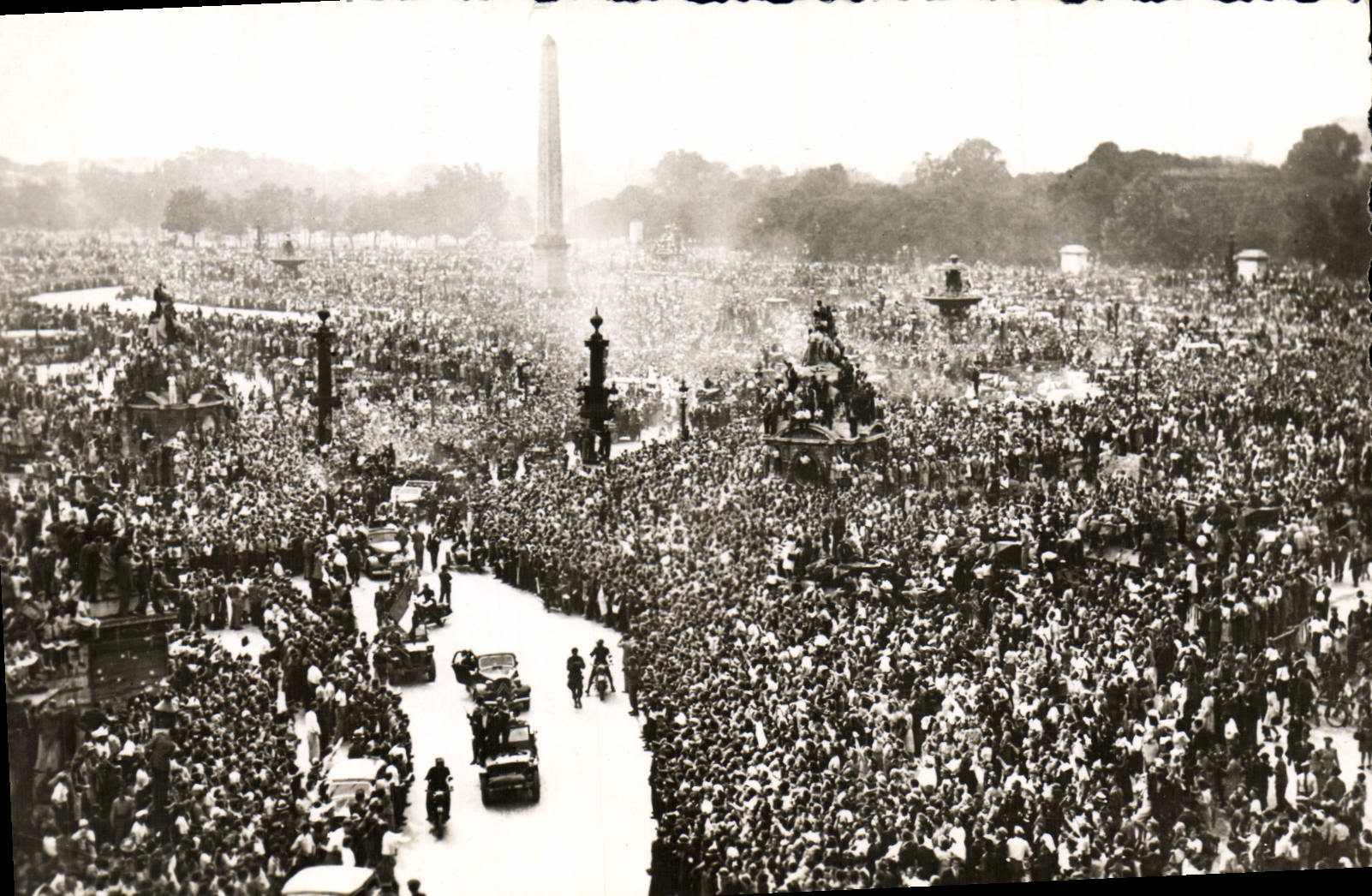Place de la Concorde — foule attendant le Général de Gaulle — Éditions S.T.L. Lavelle, Série 5
