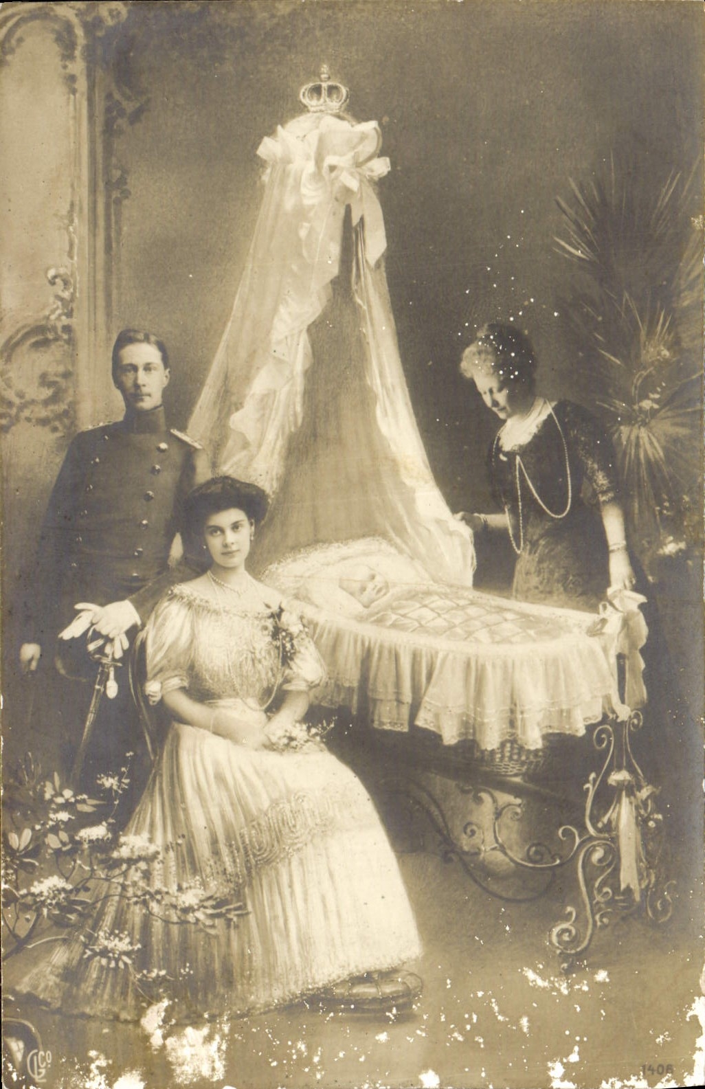Famille royale avec bébé — photo de studio — éditeur CPH — n° 1408