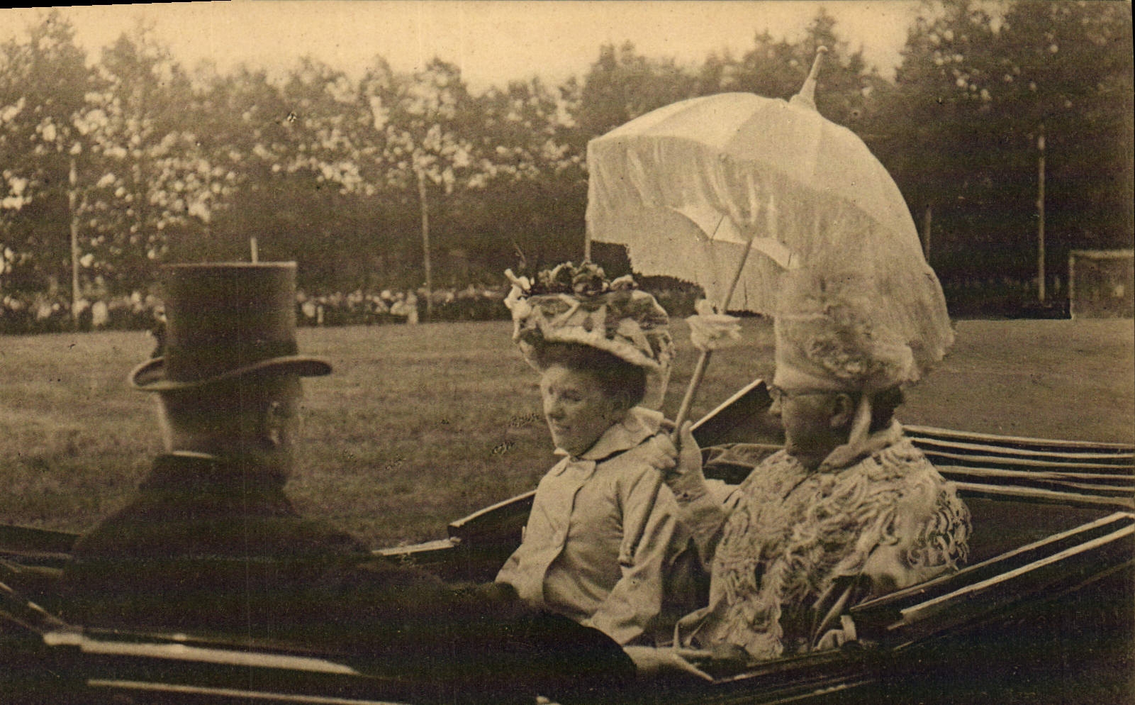 Deux dames et un homme dans un landau — scène de parc — éditeur CPAPHIL