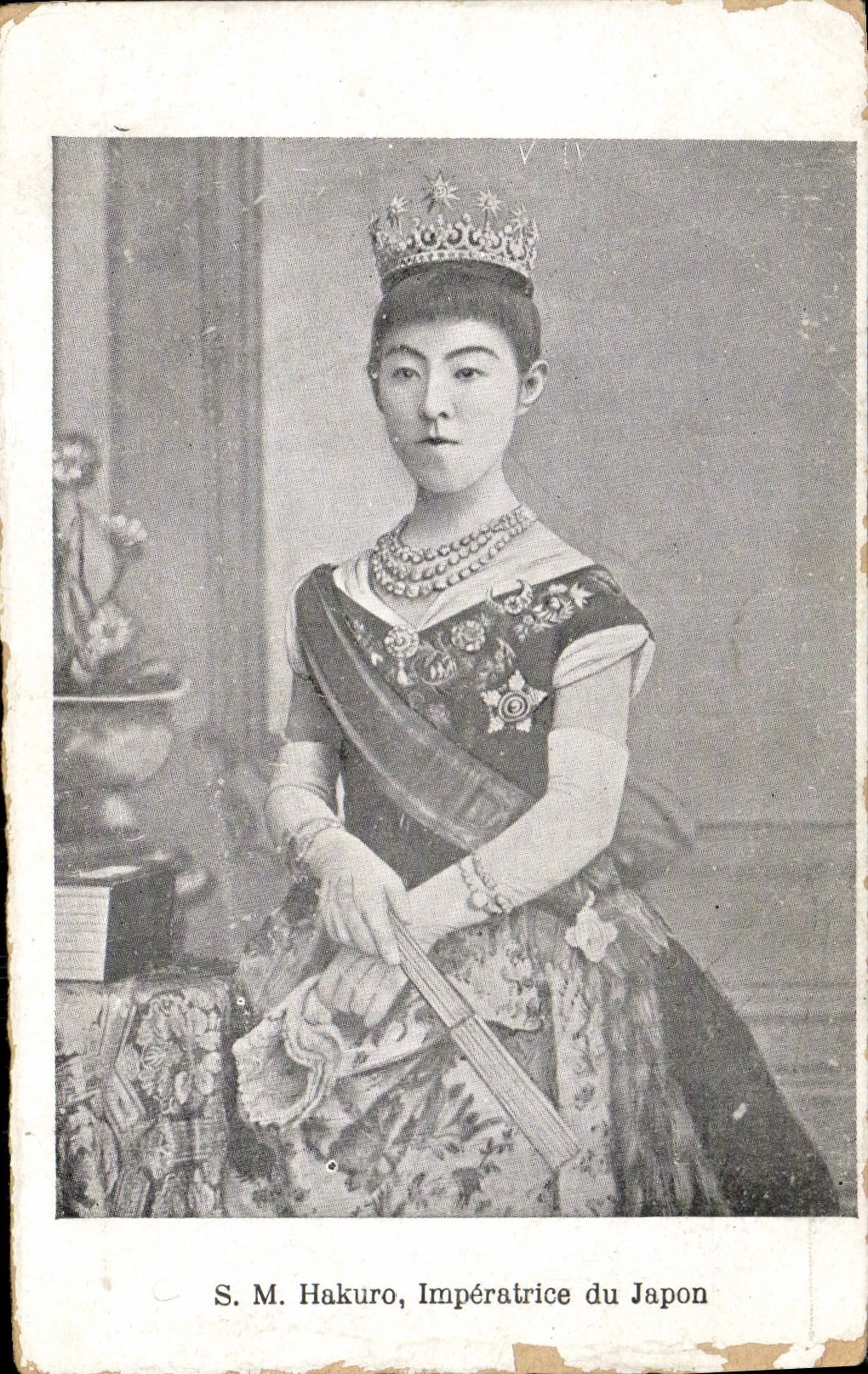 S.M. Hakuro, Impératrice du Japon — portrait en costume royal avec couronne et écharpe — éditeur non identifié, n° de série non visible