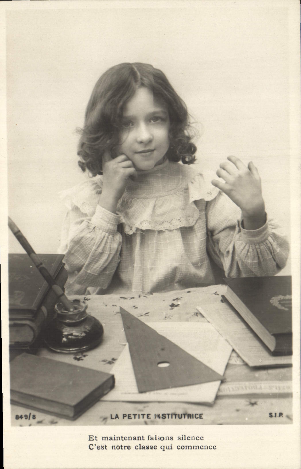 CPA Fantaisie Enfant La petite institutrice