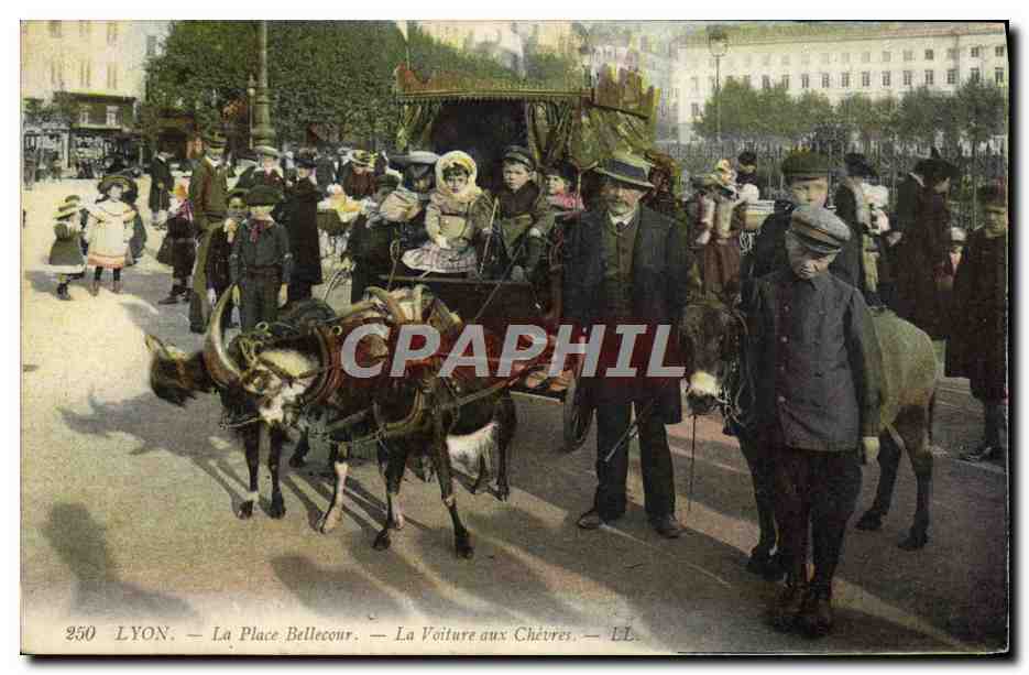 LYON — La Place Bellecour — La Voiture aux Chèvres — LL